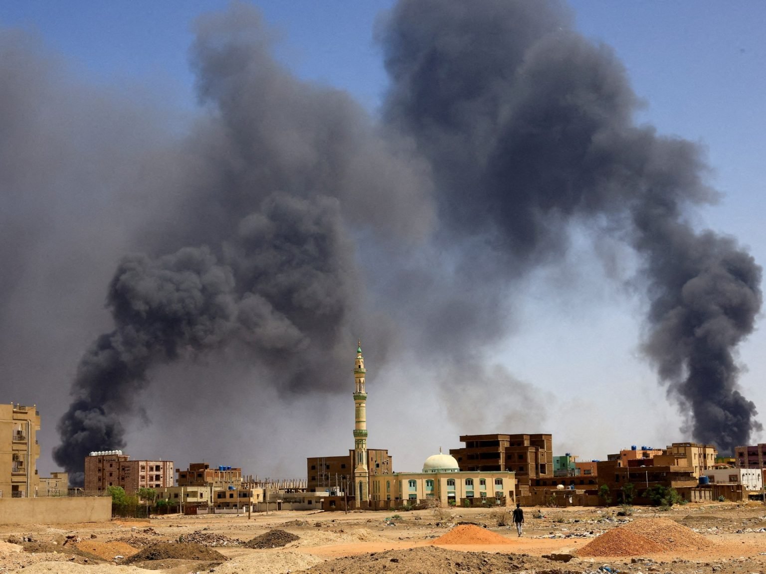 وسطاء: الأطراف المتحاربة في السودان تتفق على فتح طريقين للمساعدات | أخبار السياسة