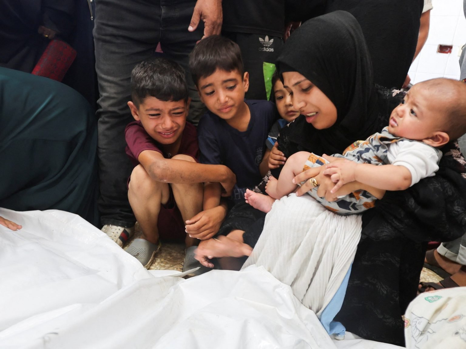 عائلة، من بينها ستة أطفال، من بين 23 شهيدًا في الهجمات الإسرائيلية على غزة | أخبار الصراع الإسرائيلي الفلسطيني